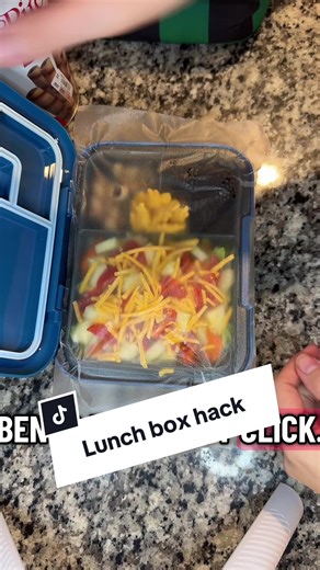 Bento box hack 🍱 Use cling wrap to keep everything fresh and mess-free! ✨ #LunchboxHack #BentoBox #LunchPrep #MomHack #FoodTips