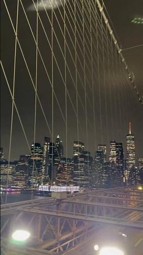 Walking Across Brooklyn Bridge | Stunning NYC Skyline Views 🇺🇸