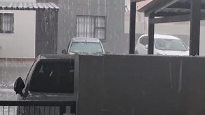 Tayla sent us this video of the significant hailstorm that hit Rustenburg in North West this evening (21 November 2025). Send photos and videos to whatsapp 0812518029 See https://snowreport.co.za for weather forecasts. | Snow Report SA