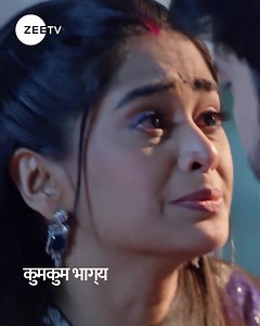 Dekhkar Ranbir aur Prachi ki nazdikiyaan, ab gusse ki aag mein kaunsa kadam uthaayega Akshay? Dekhiye #FaislonKaMahasaptah, #KumkumBhagya mein, Somvaar se Shukrvaar, raat 9 baje, sirf #ZeeTV par aur kahin bhi, kabhi bhi ZEE5 Shows par - https://zee5.onelink.me/RlQq/twKKBZEE5 #EkNayiShuruwaat #ZeeOnTheGo #MugdhaChaphekar #krishnakaul | ZEE TV