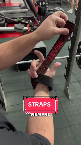 TUTORIAL DE STRAPS Te dejo por aquí la forma correcta de utilizar tus straps. Ya que son esa herramienta tan positiva que tardamos 5 años y 27 explicaciones después en saber cómo se deberían de utilizar. Pienso que los straps son el mejor equipamiento para una persona que va a entrenar con el objetivo de ganar masa muscular. Si quieres saber por qué, házmelo saber😉