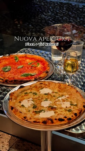 Bea✨ | Food Blogger on Instagram: "𝗡𝗨𝗢𝗩𝗔 𝗔𝗣𝗘𝗥𝗧𝗨𝗥𝗔 𝗣𝗶𝘇𝘇𝗮 + 𝗩𝗶𝗻𝗶 𝗡𝗮𝘁𝘂𝗿𝗮𝗹𝗶 A Milano è arrivata @saya.pizza che reinterpreta la pizza in chiave americana 🍕🇺🇸 ✨Locale minimal, luci soffuse e un’atmosfera super rilassata: perfetta per una serata tra amici o un aperitivo diverso dal solito🥂 🍕Noi abbiamo provato la ❤️ǫᴜᴇᴇɴ ᴍᴀʀɢᴀʀɪᴛᴀ con salsa di pomodoro, mozzarella, mozzarella di bufala, basilico, olio d’oliva e pecorino romano (12€) e la 🤍ʙɪᴀɴᴄᴀ con mozzarella, stra