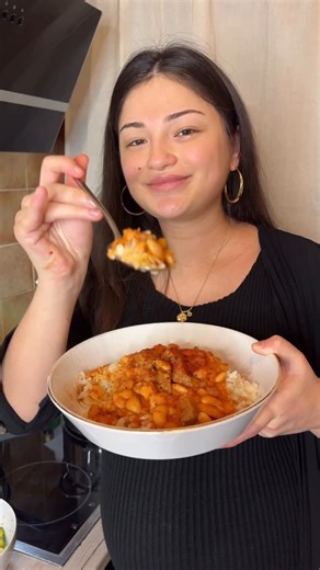 Dilara Duman on Instagram: "Das türkische Nationalgericht - absolut lecker - absolut traumhaft - absolut legendär! KURU FASULYE 😍 Liebe auf einem Teller. Ein traum in Kombination mit türkischem Butterreis.. 🥹 Ihr braucht: Die trockenen Bohnen über Nacht in reichlich Wasser ziehen lassen (Menge nach Augenmaß) Rindfleisch klein schneiden (Menge nach Augenmaß) 1-2 große Zwiebeln, 1 EL Paprikamark, 2 EL Tomatenmark Gewürze: Salz, Pfeffer, süße Chiliflocken Reichlich Wasser Für den Reis: 2 Gläser t