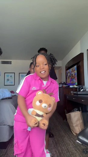 La famille Bangoura fait rayonner la Guinée à travers l’Afrique ! Entre Soul Bang's , le Prince de la Soul Guinéenne, et Bangoura Manamba Kante , sa compagne au talent exceptionnel, le couple incarne la réussite et l’excellence musicale africaine. Leur union artistique et familiale continue de faire briller la Guinée 🇬🇳 sur toutes les scènes du continent. Respect à la famille Bangoura, symbole d’amour, de talent et de fierté africaine ! | Afrikmusic Info