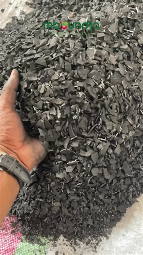 À partir de coques de noix de coco souvent jetées, nous produisons du charbon écologique grâce à un procédé artisanal maîtrisé localement, avec une organisation de production qui tend vers le semi-industriel. Cette démarche montre qu’en Afrique, les solutions à nos défis énergétiques et environnementaux se trouvent déjà autour de nous. Il ne s’agit pas d’attendre de gros moyens ou le moment parfait, mais de commencer maintenant, avec ce que nous avons, là où nous sommes, et de transformer les dé