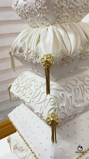 Beautiful Stacked Pillow cake for Ayomide and Akeem’s traditional/engagement wedding 😍😍 . I’m in love with the details😩😍😍.. | Oven Secret