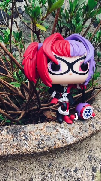 🦇⚔️ 𝐆𝐎𝐓𝐇𝐀𝐌 𝐉𝐔𝐒𝐓 𝐖𝐄𝐍𝐓 𝐅𝐄𝐔𝐃𝐀𝐋! ⚔️🦇 Chaos has arrived… and she’s brought the attitude with her. Whether you're building your Gotham lineup or just love a bit of Harley-style mayhem, this one’s ready to join your collection. Also available from the Batman Ninja range: Batman Ninja & The Joker, because every Harley needs a little chaos around her. 😉🃏🤡 🚚 Free delivery over £45 (UK) 🌍 Worldwide Shipping 🔗 Shop yours by following the link in our bio 🫶🏻 #funkopop#batmanninja