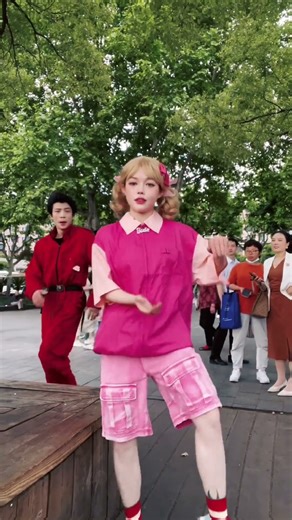 Today, the weather of West Lake is nice. I met two strange NPCs on the road.