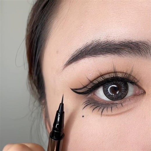 Eyeliner Tutorial for Beginners ✨ Easy Eye Makeup Tips Step by Step #eyeliner #beauty #shorts