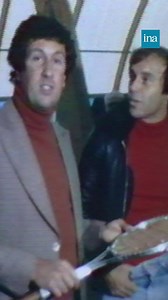 INA.fr on Instagram: ""Rien n’ayant été prévu, l’équipe de France s’entraîne avec… cette raquette." En 1977, Stéphane Collaro présentait en exclusivité un plan B pour ramener la Coupe Davis à la maison. ⏪ On est à la fin des années 70, et le tennis français rame encore. Alors autant en rire… avec une raquette XXL."