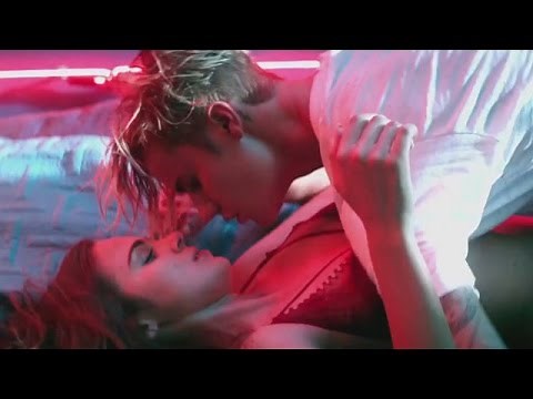 Justin Bieber Hottest Make Outs In 'What Do You Mean' VIDEO