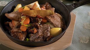 35K views · 118 reactions | 菱Prohászka Béla mesterszakáccsal ismét a vadhúst helyeztük előtérbe, mint kiváló minőségű és beltartalmú, egészséges, zsírszegény és ízletes alapanyagot, melynek a fogyasztására nem győzünk buzdítani. Elkészíteni sem nagy ördöngösség, az Alkalmi séf videója egy vaddisznóból  készült egytálételt mutat be. | Győrffy Balázs | Facebook