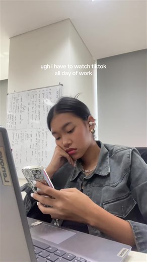 i love my job, scroll tiktok tapi kerja😜 #contentcreator #genz