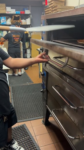 40K views · 125 reactions | Mario’s the best! Look at that pizza #pizza #chicago #florida #jensenbeach #stuart #beach #explorepage✨ #crispy #fl #work #palmcityfl #ocean | Ian and Kye’s Pizza | Facebook