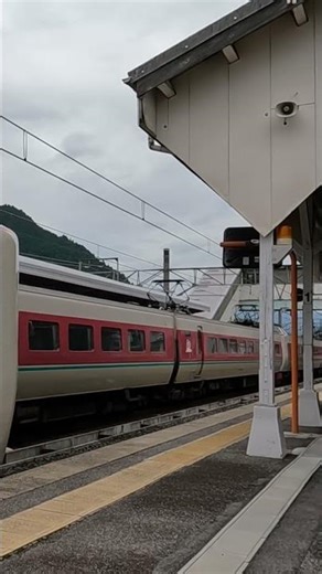 【381系同士の交換】国鉄381系特急やくも号岡山行きと出雲市行き #shorts #鉄道 #train #電車 #381 #381系 #やくも #ゆったりやくも #jr西日本 #国鉄 #走行音