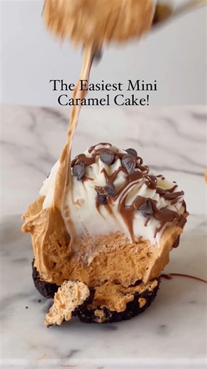 The creamiest MINI MOUSSE CAKES ever! 🤍 No bake, super easy and only a few ingredients. Save this recipe and make them ASAP! INGREDIENTS • 1 pack cookies • 80g melted butter • 200g dulce de leche / caramel • 200g heavy cream • 150g white chocolate • 100g heavy cream (for ganache) • Chocolate drizzle chips (optional) STEPS 1. Mix crushed cookies with melted butter and press into molds. 2. Whip dulce de leche cream until mousse. Add caramel chunks. 3. Melt white chocolate cream for ganache. 4. La