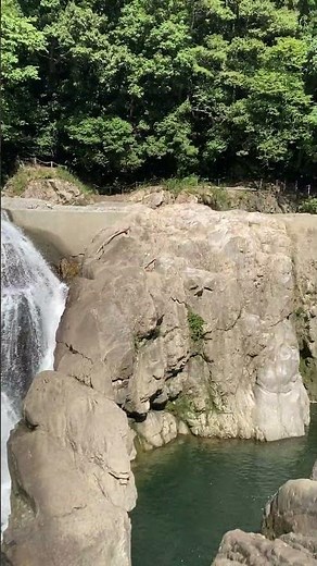 新城の「ナイアガラの滝」！愛知の絶景「長篠堰堤」！堰堤のある上流まで移動しました。滝のようですが、ダム（堰堤）の余水の流れ。幅100mにも及ぶ豪快な流水は迫力満点、圧巻です！！ #長篠堰堤