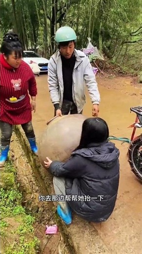 A poor man carrying 250kg up a steep hill#RoadRescue #Kindness #Inspiration #Rescue