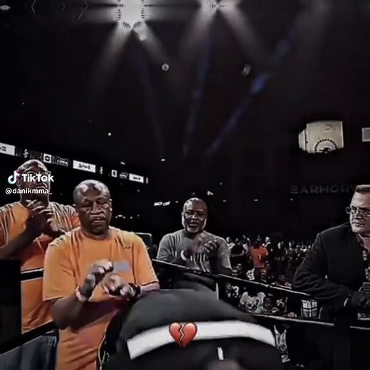 Made the right choice🤣 #boxing #memes #hard #phonk #ufc #boxingmemes #funny #ufcbrasil #ufceurope #4k #fyp #viral