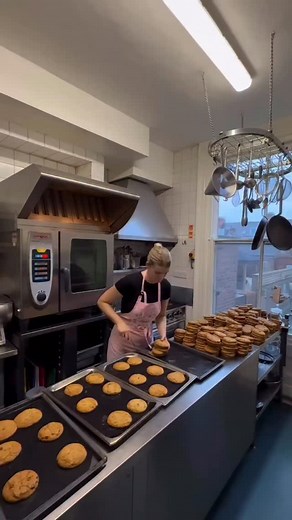 HOW MANY cookies did I bake today?👀🍪 Let me KNOW what YOU think!🫵🏼🍫 lots of you always ask where the oven is… here it is!🙌🏼 prepping lots of cookies for @chocolatecircusyork for the hot chocs!! 🍪🍫 Also… fancy a stay in York? 📍Hedley House Hotel, perfect location for coming up for a weekend for York Christmas Markets! @hedleyhouseyork !!! #cookie #cookies #bake #baker #baking #bakery #bakewithlove #thursday #bakersgonnabake | Beth Bakes Cakes