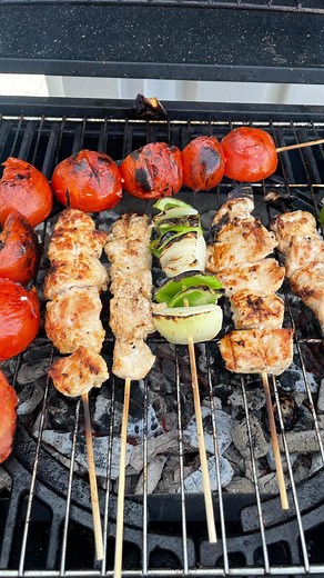 Mutaz sami on Instagram‎: "تتبيلة تكة دجاج تسووووولف جربوها و ادعولي chicken skewers #االطعم_يسولف #chef1mutaz_اكلات @chef.1.mutaz @chef.1.mutaz #شاركوني_الحب_بين_الناس . المقادير: كيلو صدر دجاج عصير نص ليمونة ملح و فلفل اسود ٤ ملاعق طعام زيت رشة بهار الليمون ملعقة طعام بابريكا ملعقة طعام بابريكا مدخنة برش قشر الليمون فص ثوم Ingredients: 1 kg kilo of chicken breast Lemon text juice Salt and black pepper 4 tablespoons of oil Sprinkle of lemon seasoning A tablespoon of paprika A tablespoon of smok
