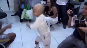 8.6M views · 834K reactions | Niño: Si marcas un gol, ¿puedes festejar con este baile? Neymar: Claro que sí, tenemos un trato欄 Momentos que hacen del fútbol un lugar mejor ❤️ | LIGA FUT7 GT | Facebook