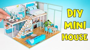 Haz tu propia casa de ensueño🏡❤️ ¡Hola, chicos! Mientras nos quedamos en casa, hemos decidido hacer otra mini casa! Esto significa que nuestro aislamiento dentro de las cuatro paredes se va a poner emocionante! Hablando de paredes! Empezaremos con ellas. Nuestra casa tendrá dos pisos. Ahora estamos haciendo la planta baja. ¡No te olvides del parquet y el papel pintado! Nuestra casa debe ser acogedora. El primer piso tendrá la cocina y el baño, y arriba tendremos dos dormitorios. ¡Mira el primer