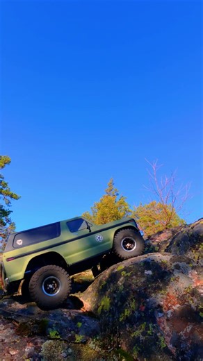 Old Bronco Stealing the Show #rccrawler #traxxas #offroadrc #scalerccrawler #rcadventure #rc4x4 #rc