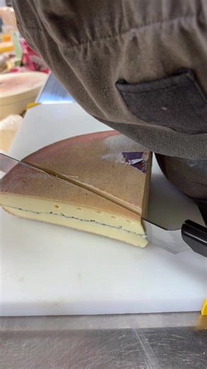 #cheese #fromage #foodtok #cheeselover #commande préparation d’une commande de fromage pour une cliente qui reçoit des invités la mimolette c’été pour l’apéro le morbier et le chèvre cendré c’était pour fin de repas. Merci encore pour toutes vos commandes