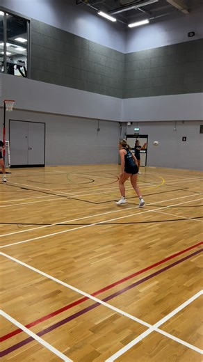 ⭐️Last night’s session was all about enhancing our defense while our was starting to explore attacking turns! We kicked things off with the basics of outside foot landing and integrated shoulder passes 💖💜 We then transitioned into 1v1 defense with conditions using the same drill, progressing to 2v1 and finally 3v1 situations, where we introduced two attackers. This focus is crucial as it prepares us for CPD setups and accountability on court! Key takeaways: 1️⃣ Do your own job first 2️⃣ Build 