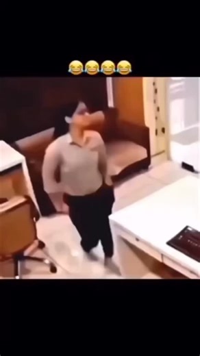 Vicki Dunkel on Instagram: "日本利用压电瓷砖将脚步转化为电 能。这些瓷砖捕捉来自你脚步的动能。当你行走时, 你的重量和动作会对瓷砖产生压力。瓷砖会轻微弯 曲,从而产生机械应力。瓷砖内部的压电材料将这种 应力转化为电能。每一步都会产生少量电荷,而数百 万步结合在一起就能产生足够的电力来驱动LED灯、 数字显示屏和传感器。在像涩谷车站这样繁忙的地 方,每天大约有240万个脚步为这一系统作出贡献。 这些电能可以被储存或立即使用,从而减少对传统电 力来源的依赖,并支持可持续的城市基础设施。这种 方法将日常运动转化为实用的可再生能源#日本#知识 #事实 #你知道吗推荐科技#创新 历史 技术实验热门"