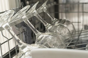 La technique méconnue pour mettre ses verres à vin au lave-vaisselle sans les casser