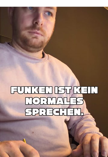 Beim Flugfunk geht es nicht darum, einfach drauflos zu reden ✈️ Piloten funken nach festen Regeln: klare Reihenfolge, feste Phrasen und bewusst vereinfachte Sprache. Deshalb klingt Funk oft „ungewöhnlich“: Three wird „Tree“, Nine wird „Niner“ – damit es keine Missverständnisse gibt. Egal ob auf Deutsch oder Englisch: Das wird nicht gesprochen, das wird trainiert. Und besser wird es nur durch: üben, üben, üben. #lernen #neueslernen #pilotwerden #fliegenlernen #ausbildung