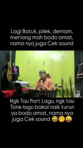 Moel Sadjam on Instagram: "Padahal besok malam nya mau Manggung, tapi masih aja Ngelaba Ampe jam 23.30 di Tempat mangkalnya @sec2ndsoul "Om mau tes buat live recording ndk? Boleh uji saya. Tapi saya lagi ngendemam ber 😅 "Nak latihan duluk ke Idang tau part musik Nye? Ohooo tak usah uji hamba, ini kan Idang becange' Tq mas @arvandibassist udh jadi soundman, tukang lighting, kameraman. Semue die pandai, nyungkor udang pandai die, nyulo pandai, nge rebat teras pandai. Segale2 la die. Kadang2 die j