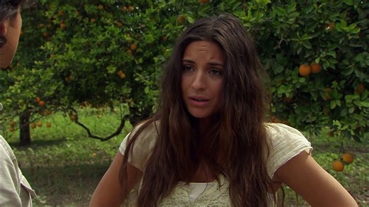 Maricruz busca a Octavio en el campo y le dice que se ha desmayado y tiene náuseas, por lo que podría estar esperando un bebé. #CorazónIndomable Todos los episodios están #EnViX #ViX | tlnovelas