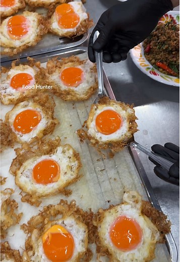 Must try! Mark wiens basil fried rice - Thai street food #streetfood #thailand #bangkok #markwiens