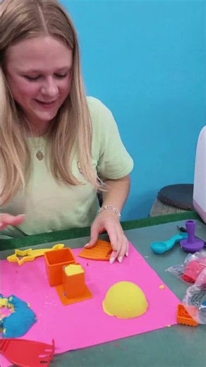 Assistant has Fun Creating Art with Kinetic Sand #FamilyFun #Craft #kineticsand