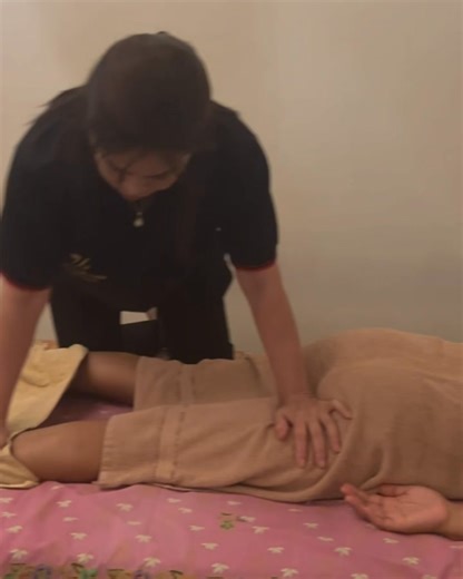 Four Hand Massage Session Two therapists work on one client, often using synchronised moves and can be like experiencing two full body massages at the same time. Good massage therapists will use the client’s body as a form of canvas onto which they choreograph slow, detailed moves of varying paces and pressures. There are a number of different styles of four-hands massage. Four-hands massage is generally more expensive than other forms of massage, since two therapists must be compensated for the