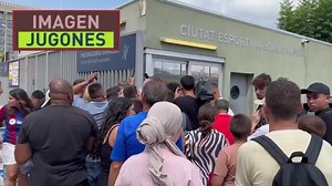 🎥 Hansi Flick stopped by Ciutat Esportiva after training to sign autographs and take photos with fans for 10 minutes. 🤝 | FC Barcelona Fans