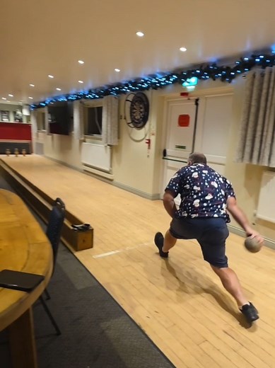 8's are great where we're from 🤣👍🏻 Dayer scores a strong 8 after sinking 8 pints 💪🍺 What a top Skittles man 😎 #country #skittles #pubgame #kegeln #bowling