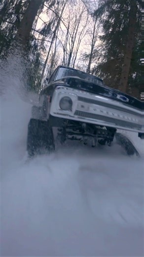 Snow action ❄️😍 #RCTracks #WinterRC #SnowCrawl #RCOffroad #RCAdventure #fyp #winter #funtime