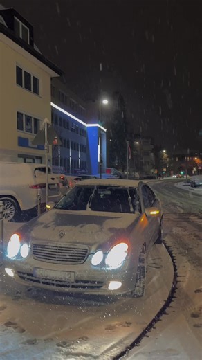 Explore the Mercedes W211 Model Features