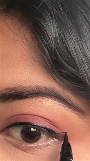 Easy Winged Eyeliner Tutorial for beginners ✨#eyemakeup #viral #eyelinertutorial #beginnerfriendly