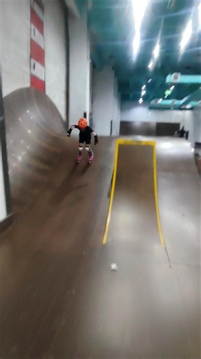 adiba main sepatu roda di skatepark #inlineskate #rollerskating #skateboarding #sepaturoda #viral