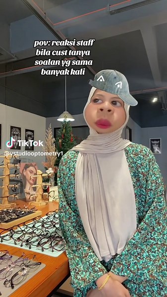 POV Reaksi Staff Customer Service yang Lucu