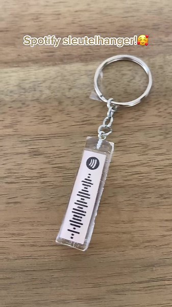 Bestel jou gepersonaliseerde spotify sleutelhanger! #thingsbynathas #fypシ #viral #webshop #bedrijfje #gepersonaliseerdecadeau #handmade #epoxyresin #epoxy #epoxyart #bestelling #zelfgemaakt #spotify #spotifycodes