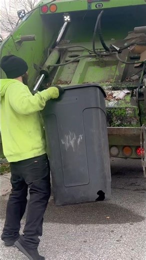 Jack’s Trash Service Heil Rear loader in Action!