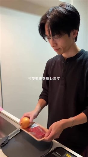 時短クック/時短・簡単レシピ on Instagram: "【ワンパンローストビーフ🥩】 ⁡ @megane_cooking さんの投稿をお借りしました ⁡ 「美味しそう！」って思ったらコメント欄に🎄と感想をお願いします！ 質問などもコメント欄にお待ち致しております！ 他の料理はこちら→@megane_cooking 【ワンパンローストビーフ🥩】 クリスマスやお正月これから楽しいイベント事が増えてい来ますね🎄そんな時に是非ローストビーフ作ってみて下さい✨めっちゃ簡単なのできっと皆んな出来るはず💪 【材料】 ☆牛ももかたまり肉 400g程 ☆オリーブオイル 500円玉位 【下味】 ・コンソメ 全体に満遍なく ・塩 全体に満遍なく ・ブラックペッパー 全体に満遍なく 【タレ】 ・玉ねぎ 1/2 ・にんにくチューブ 1.5cm ・砂糖 大さじ1 ・醤油 大さじ1 ・みりん 大さじ1 【作り方】 ①常温にお肉を戻しておく ②下味をお肉全面に揉み込む様につける ③オリーブオイルをフライパンに500円玉位入れ中火で熱する ④お肉を片面ずつそれぞれ3分ずつ焼き目をつける ⑤アルミホイル2重