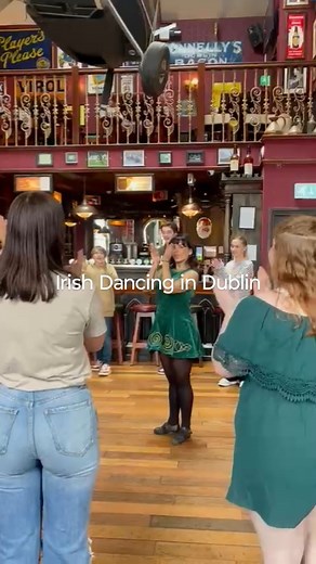 Did someone say Irish Dancing? 🍀 It is believed that it evolved from a combination of Celtic and Gaelic dances, as well as English country dances and French quadrilles. The first mention of it in written record dates back to the 17th century. Irish Dancing is a centuries-old tradition that is still thriving! In Dublin, you can find loads of venues that host these events for all ages and levels. Of course we signed up for a little taste 🙋‍♀️🙋‍♂️ | The Intern Group