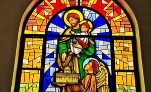 Matriz de São José ganha 15 vitrais que retratam a vida do padroeiro através da arte | Diocese de São João del Rei